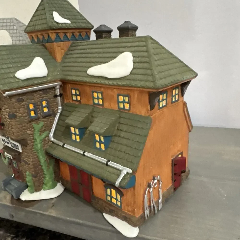 Dept 56 New England Village MCGREBE CUTTERS & SLEIGHS #56405 Lighted House 1991